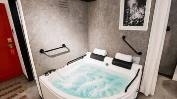 Room (Cosmopolitan) | Private spa tub