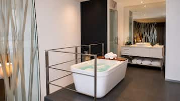 Duplex luxo, na torre | Banheiro | Chuveiro/banheira combinados, banheira de hidromassagem