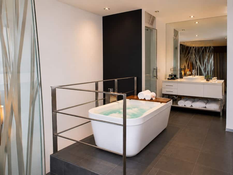 Deluxe Duplex, Tower | Bathroom