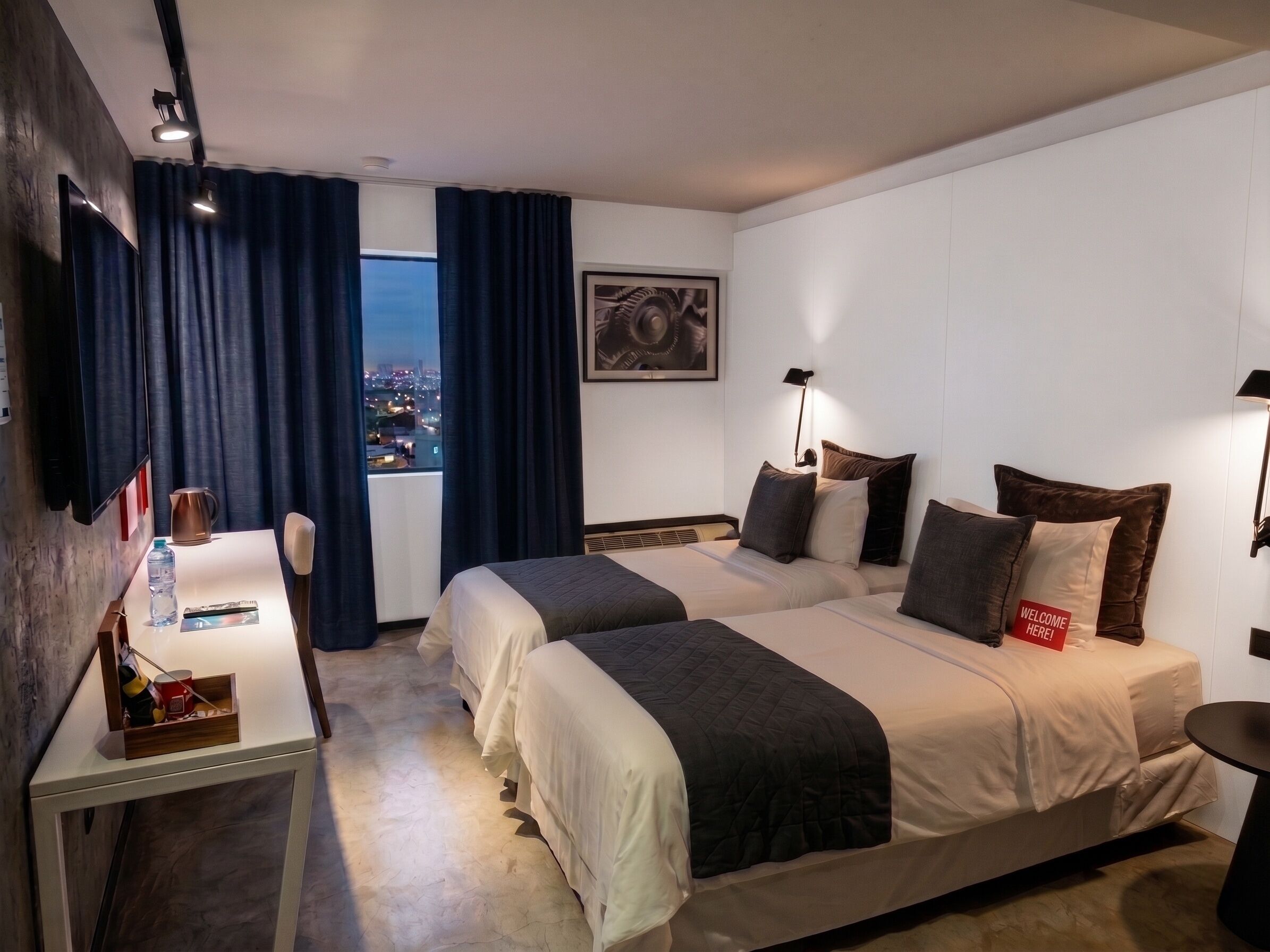 Ropa de cama de alta calidad, cubrecamas y minibar 