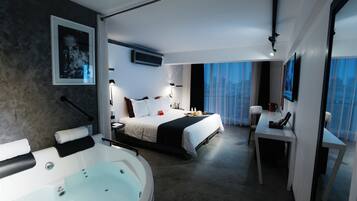 Room (Cosmopolitan) | Premium bedding, down comforters, minibar, in-room safe