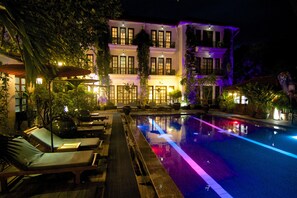 Outdoor pool, sun loungers