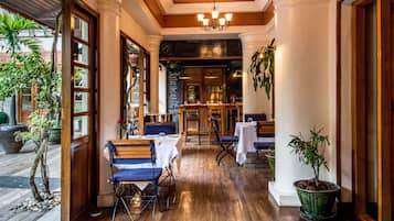 2 restaurants servant le petit déjeuner, spécialités Cuisine asiatique