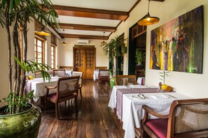 2 restaurantes; se sirve desayuno, almuerzo y cena