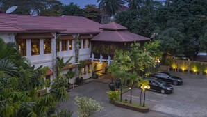 Front of property - evening/night - Savoy Hotel Yangon (Yangon)