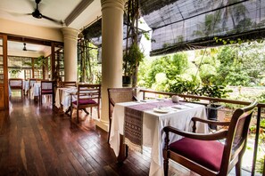 2 restaurantes, se sirven desayunos, comidas, cenas y cocina asiática
