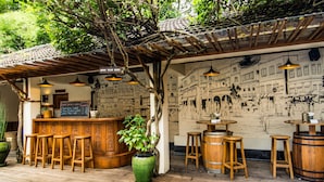 Poolside bar - Savoy Hotel Yangon (Yangon)