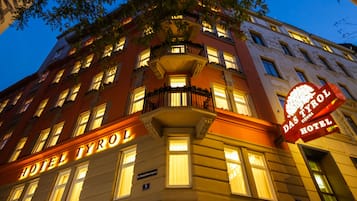 Facciata della struttura - sera/notte