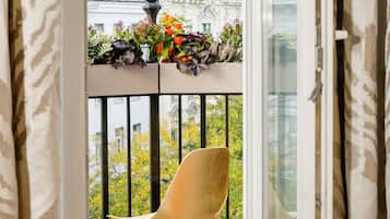 Premium bedding, Tempur-Pedic beds, free minibar, in-room safe