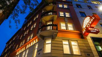 Fassade der Unterkunft – Abend/Nacht
