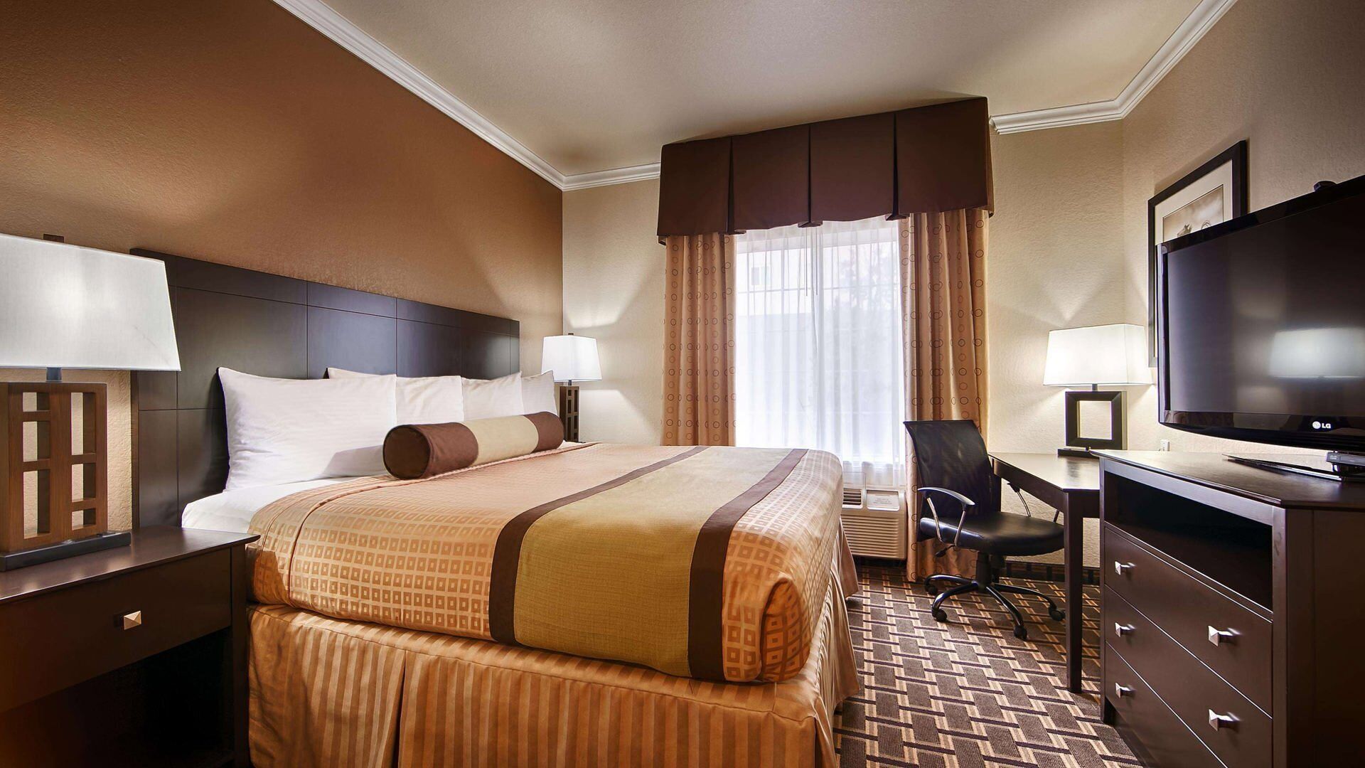 Pillowtop beds, desk, laptop workspace, blackout drapes