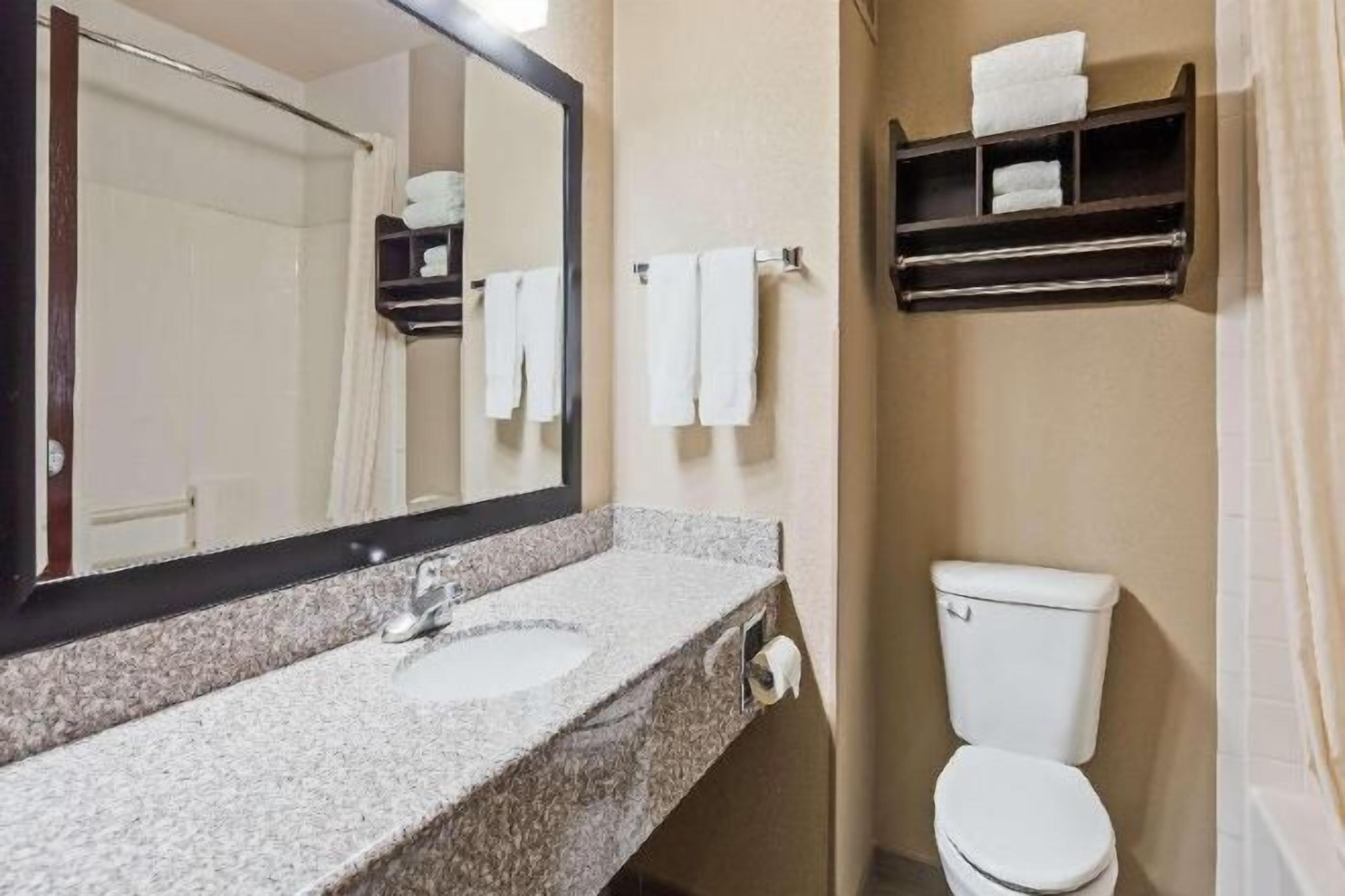 Salle de bain | Ensemble douche/baignoire, articles de toilette gratuits, sèche-cheveux