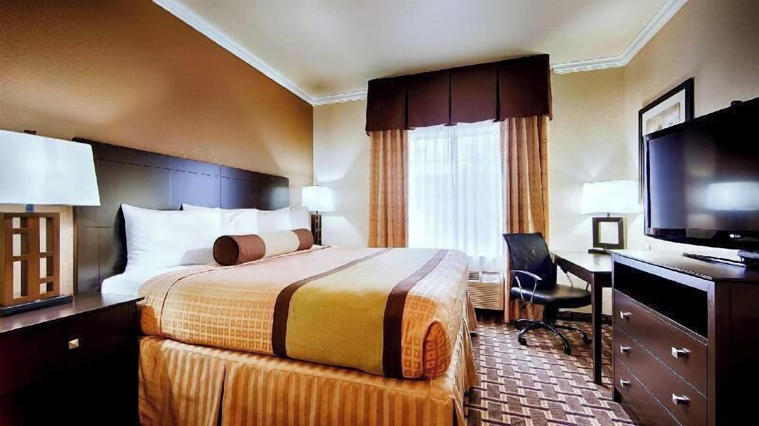 Pillowtop beds, desk, laptop workspace, blackout drapes