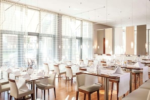 Lunch and dinner served, al fresco dining