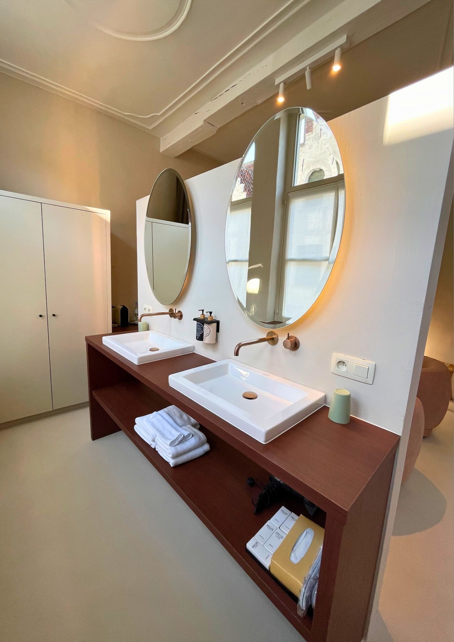 junior suite, garden view | bathroom | hair dryer, bathrobes, slippers, towels