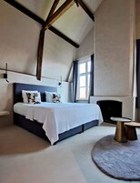 Minibar, caja de seguridad en la habitación y escritorio 