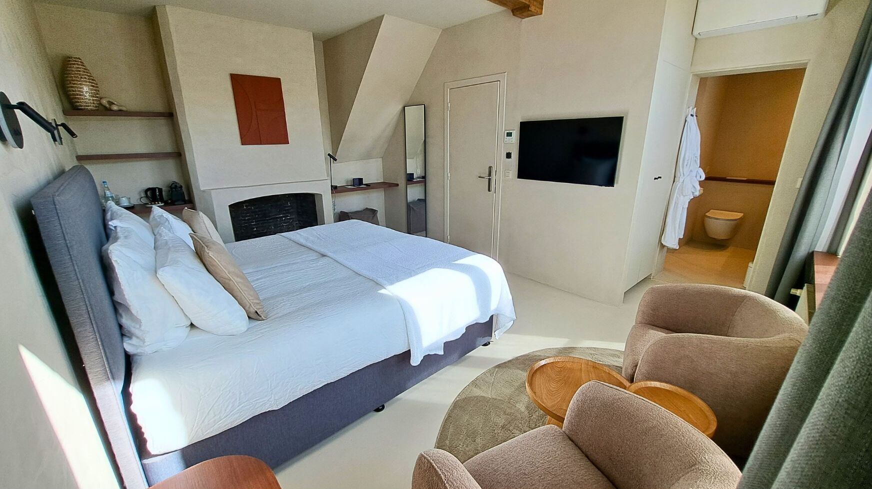 basic twin room | 1 bedroom, minibar, in-room safe, desk