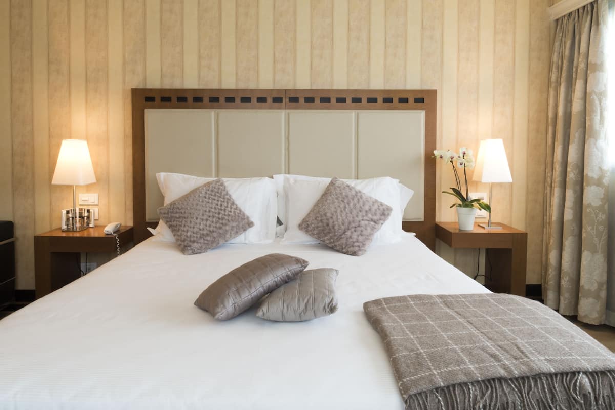 Dundyner, minibar, safe på rommet og skrivebord