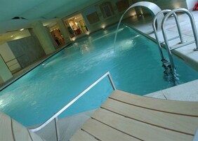 Indoor pool, sun loungers