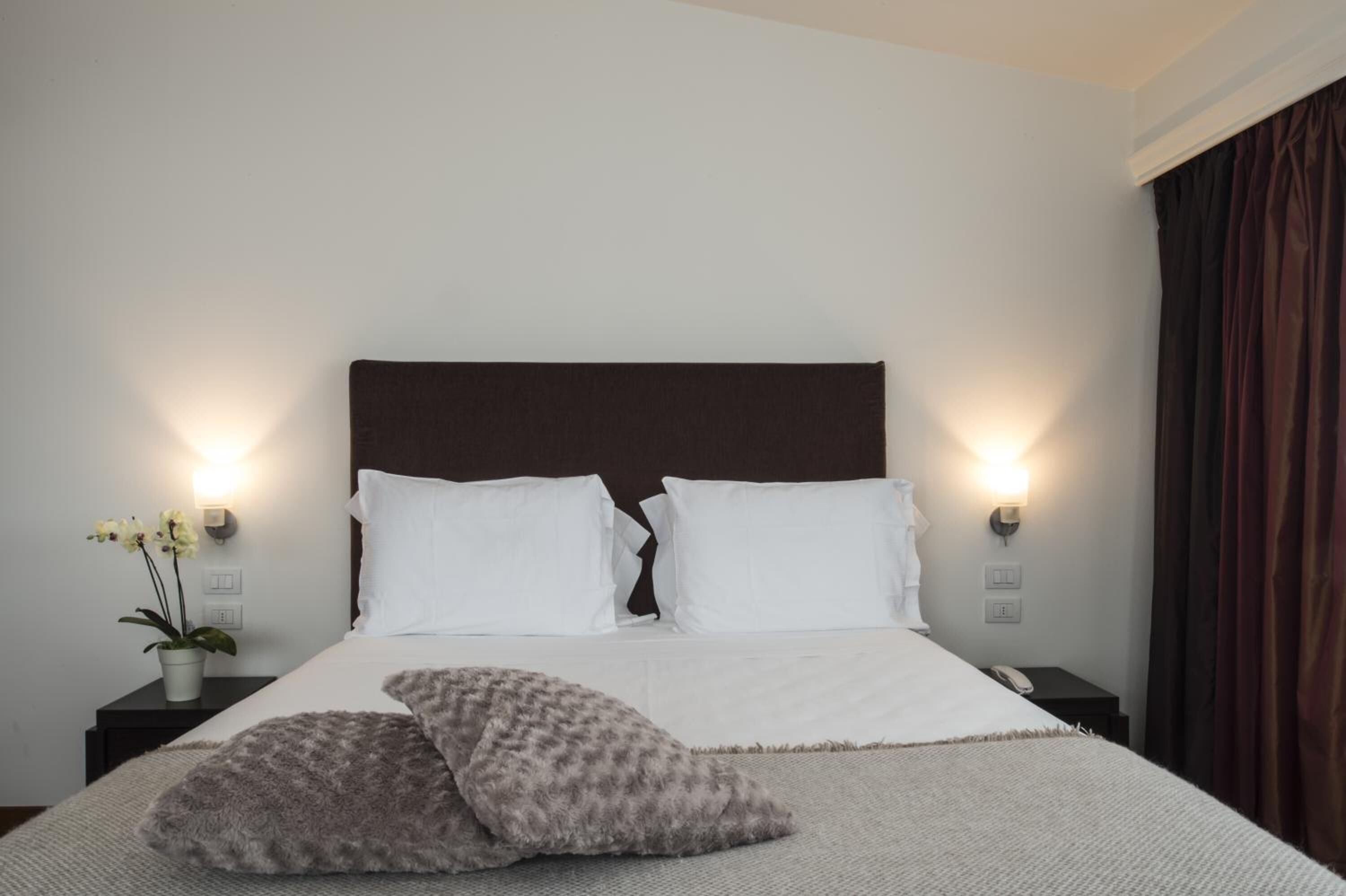 suite | down duvets, minibar, in-room safe, desk