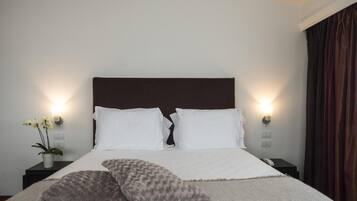 Suite | Edredón, minibar, caja de seguridad en la habitación y escritorio
