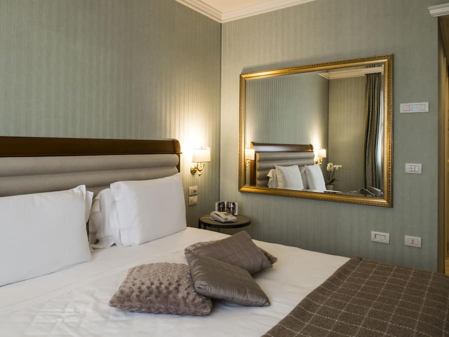 Copriletto in piuma, minibar, una cassaforte in camera, una scrivania