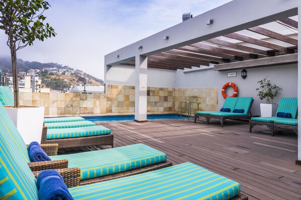 Außenpool, Liegestühle