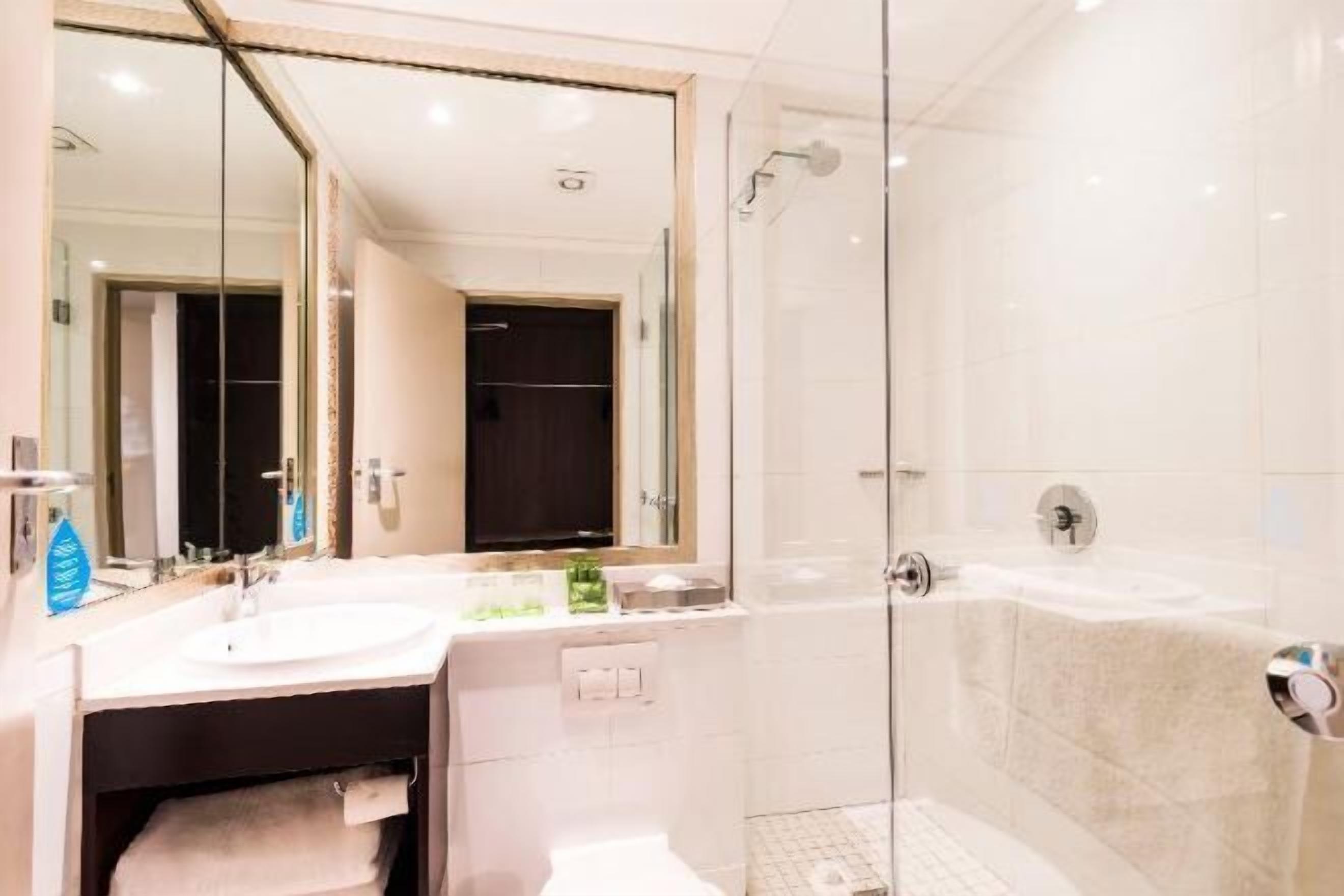 Baño | Regadera, amenidades de baño gratuitas, secadora de cabello, toallas 