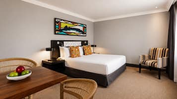 Hypo-allergenic bedding, in-room safe, desk, blackout curtains