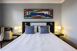 Hypo-allergenic bedding, in-room safe, desk, blackout curtains
