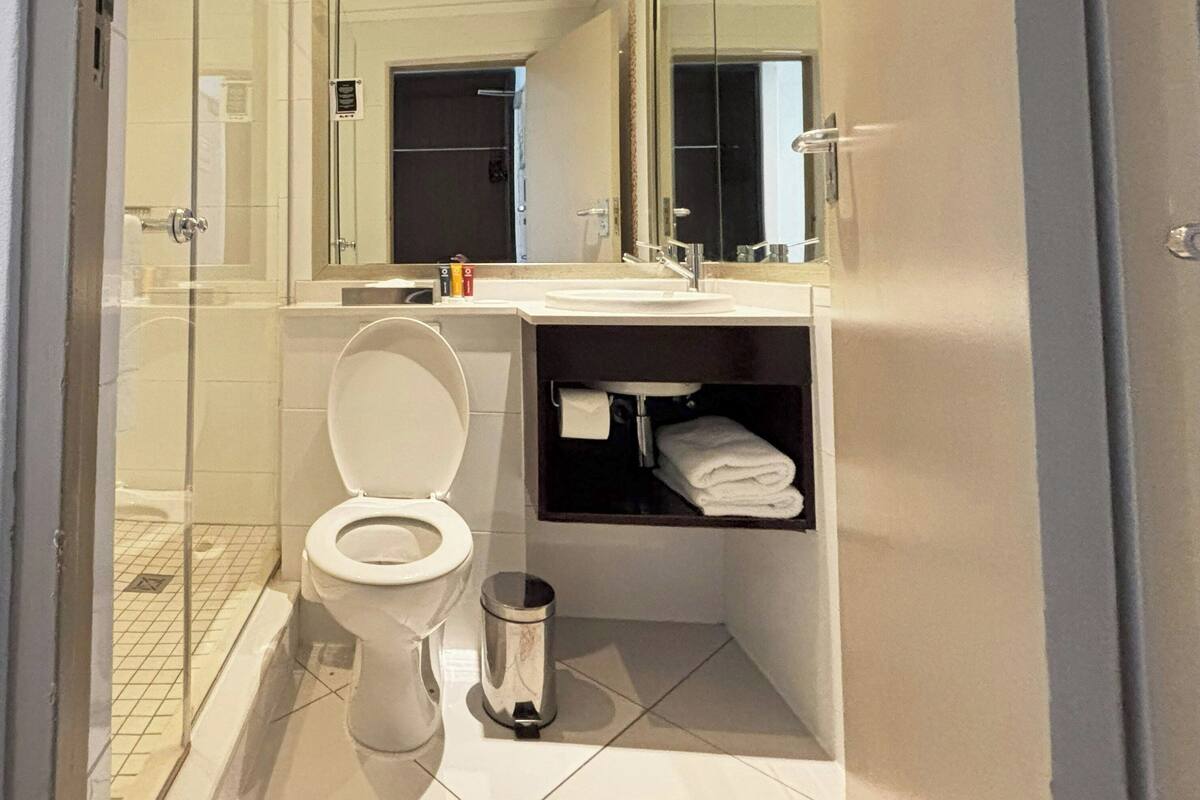 Habitación estándar con 2 camas individuales | Ropa de cama hipoalergénica y caja de seguridad en la habitación