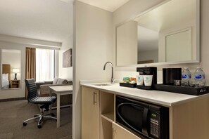 Studio, 1 King Bed with Sofa bed | In-room safe, desk, iron/ironing board, WiFi