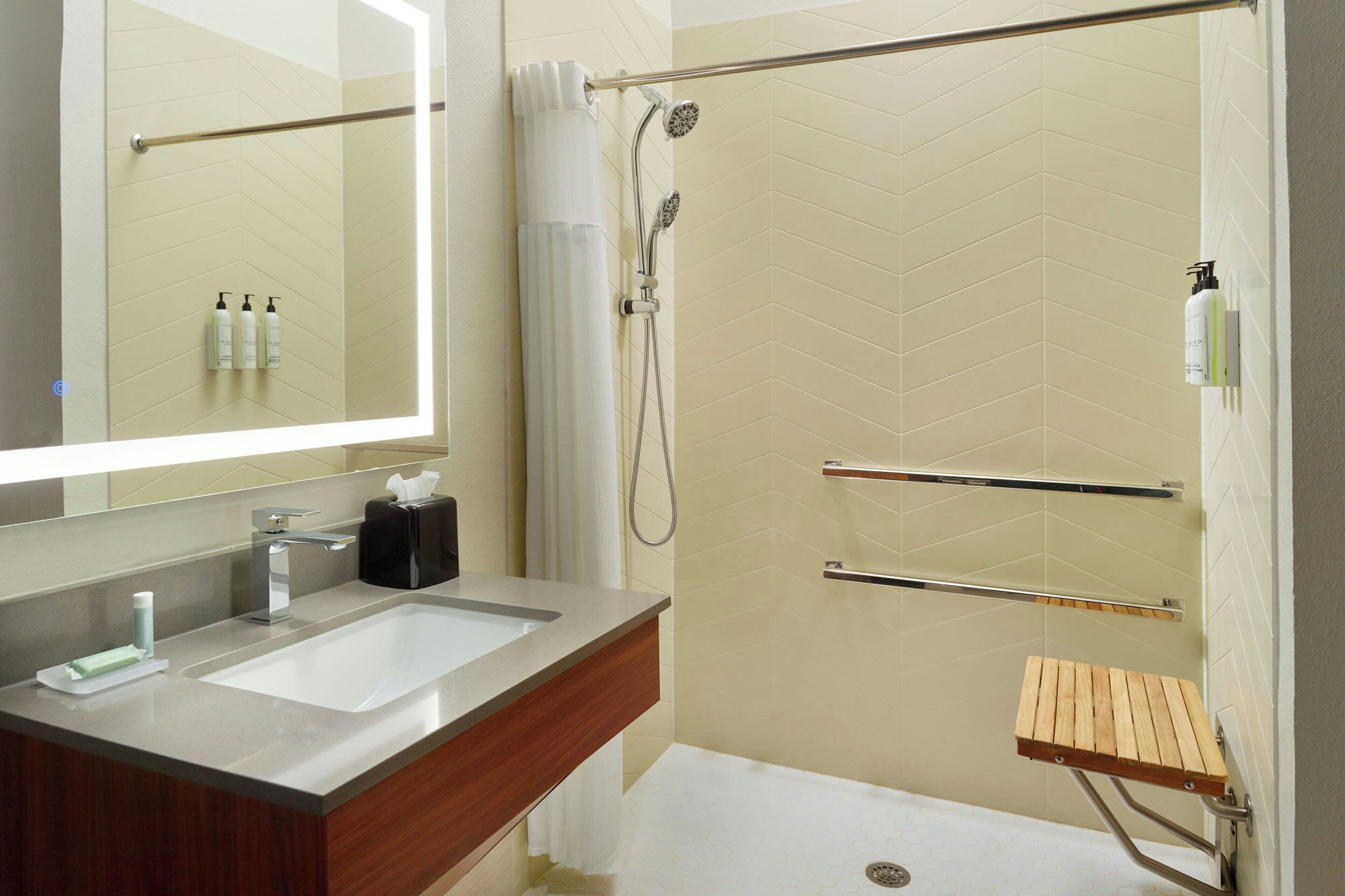 room, 2 queen beds, non smoking | bathroom | combined shower/bathtub, free toiletries, hair dryer, towels