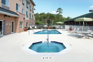 Una piscina al aire libre