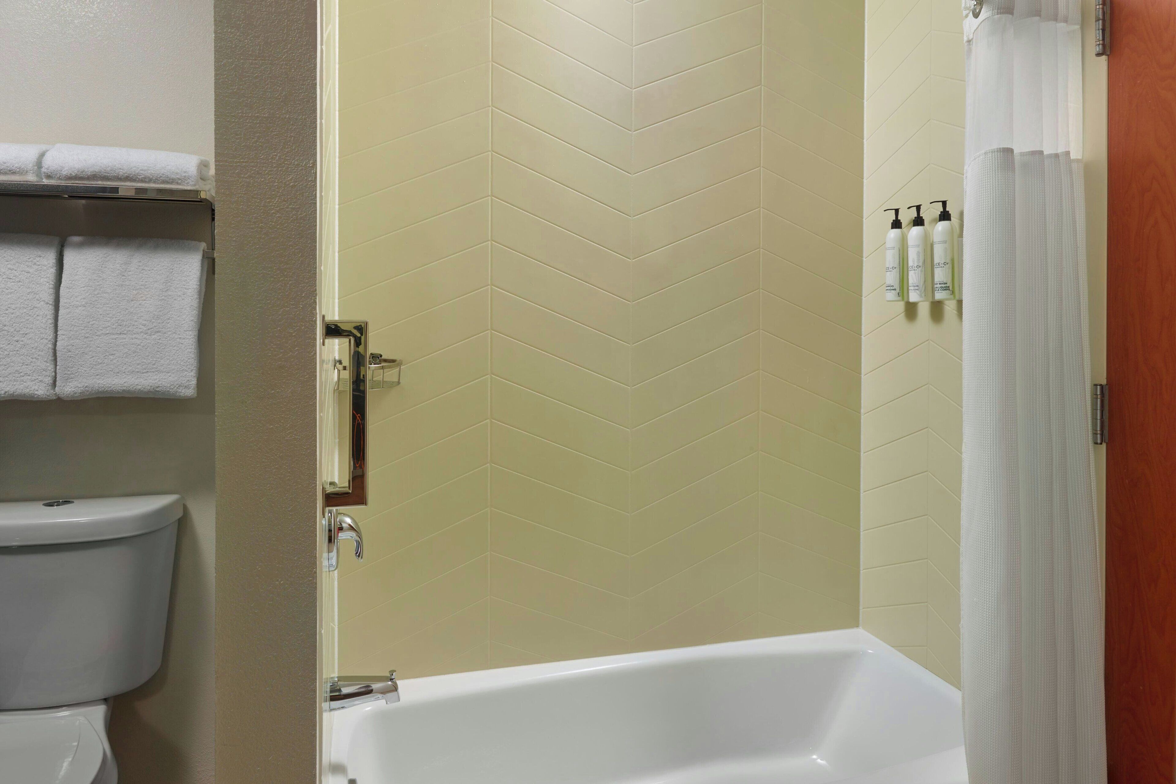 room, 2 queen beds, non smoking | bathroom | combined shower/bathtub, free toiletries, hair dryer, towels