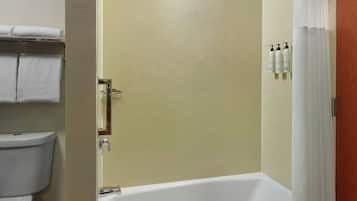 Un bagno con una vasca da bagno bianca, un water e una tenda da doccia.