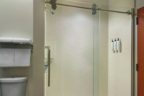 Duschwanne, kostenlose Toilettenartikel, Haartrockner, Handtücher