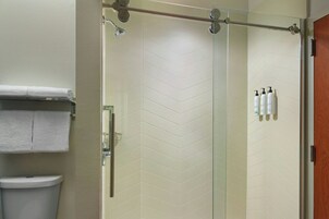 Combined shower/bathtub, free toiletries, hair dryer, towels
