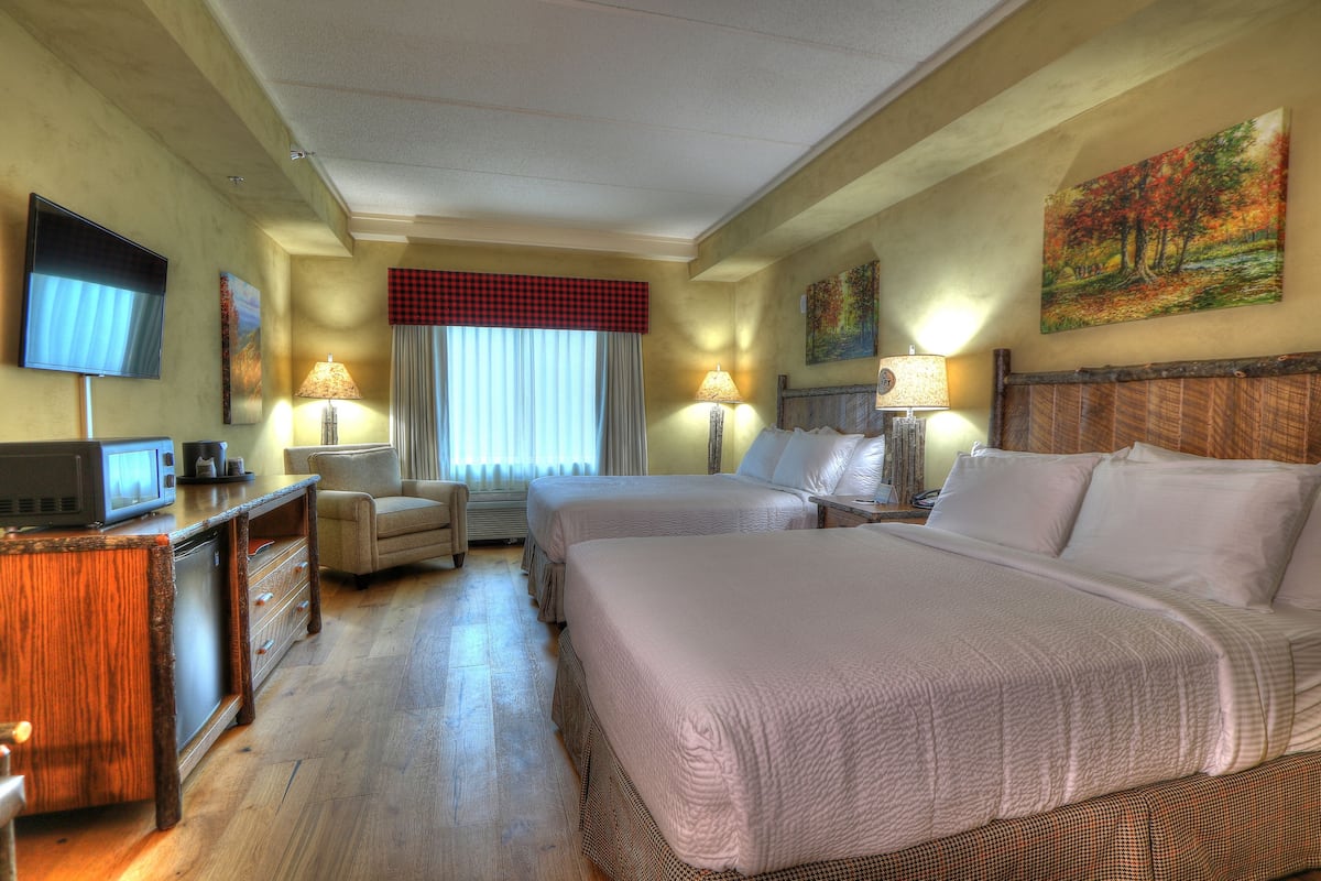 Premium bedding, desk, iron/ironing board, WiFi (free)