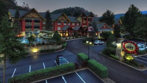 Un chalet doté d'un télésiège, d'un parking et d'une enseigne bien visible indiquant « The Abundance Lodge ».