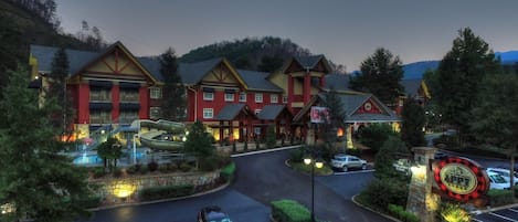 Een lodge met een skilift, een parkeerplaats en een opvallend bord voor The Abundance Lodge.