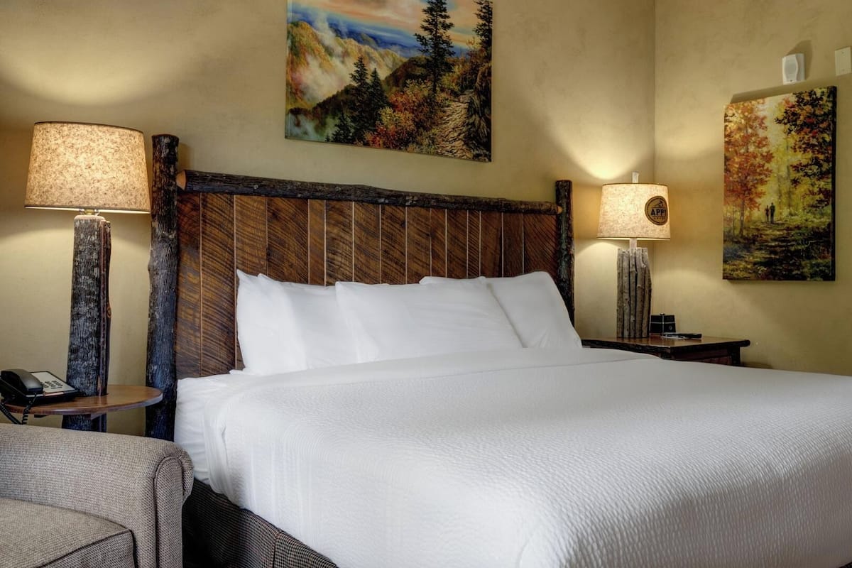 King Fireplace Parkway | Premium bedding, desk, iron/ironing board, free WiFi