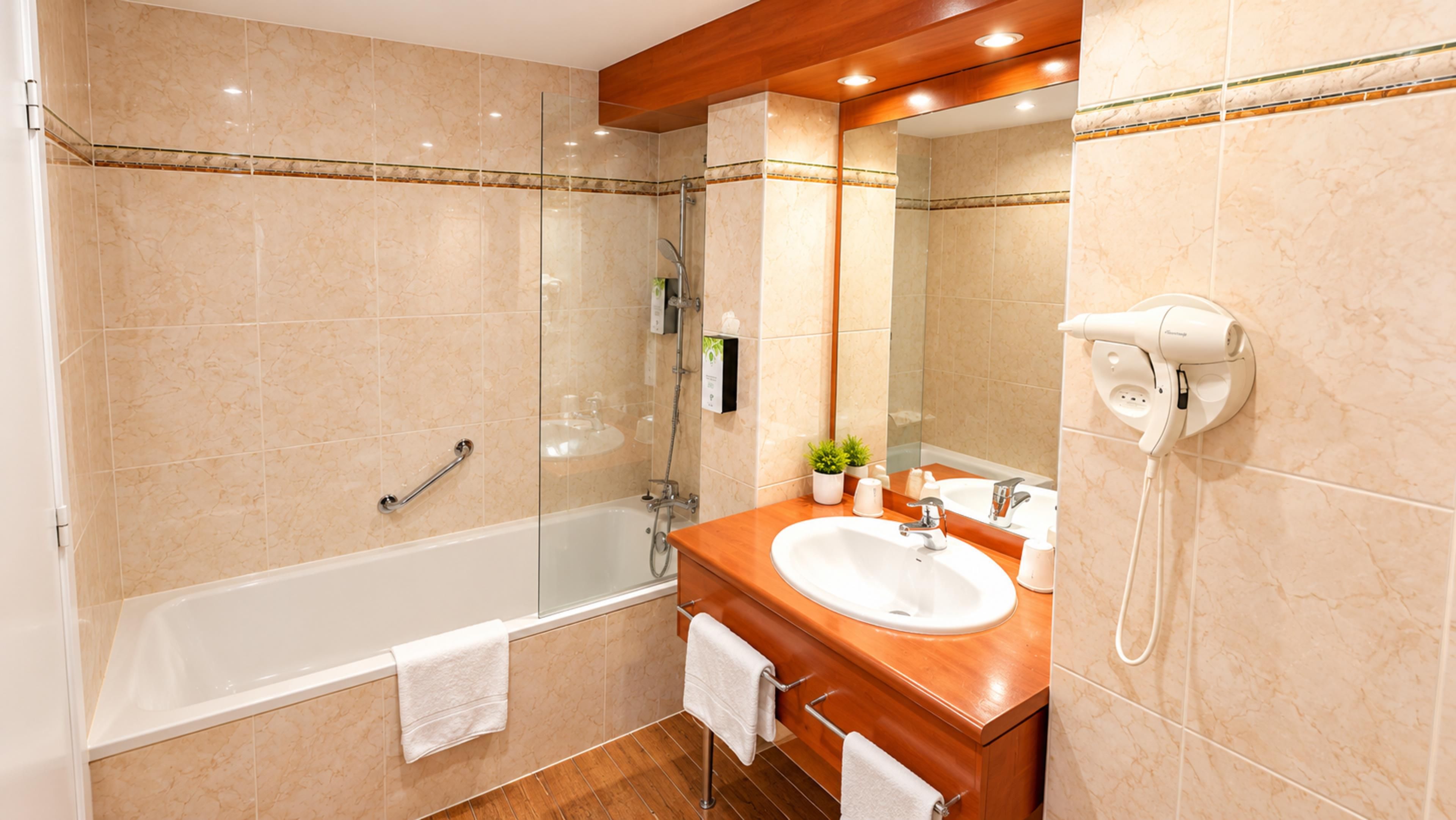 Un baño moderno con bañera, lavamanos y espejo.