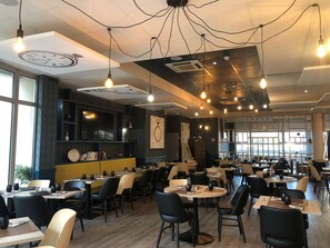 Petit déjeuner buffet servi tous les jours en supplément