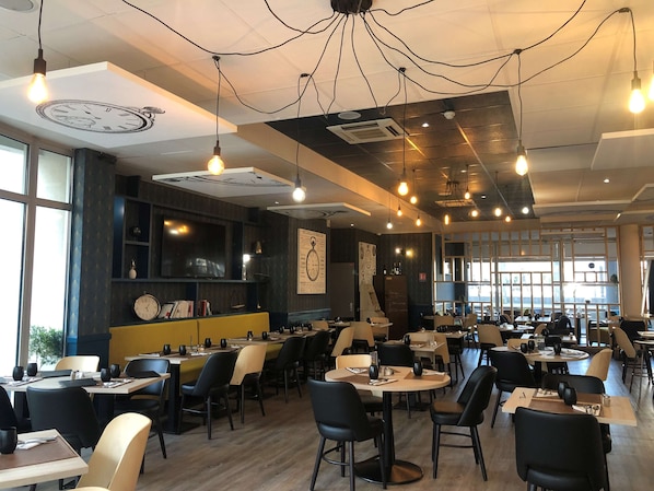Tägliches Frühstücksbuffet (14.9 EUR pro Person)