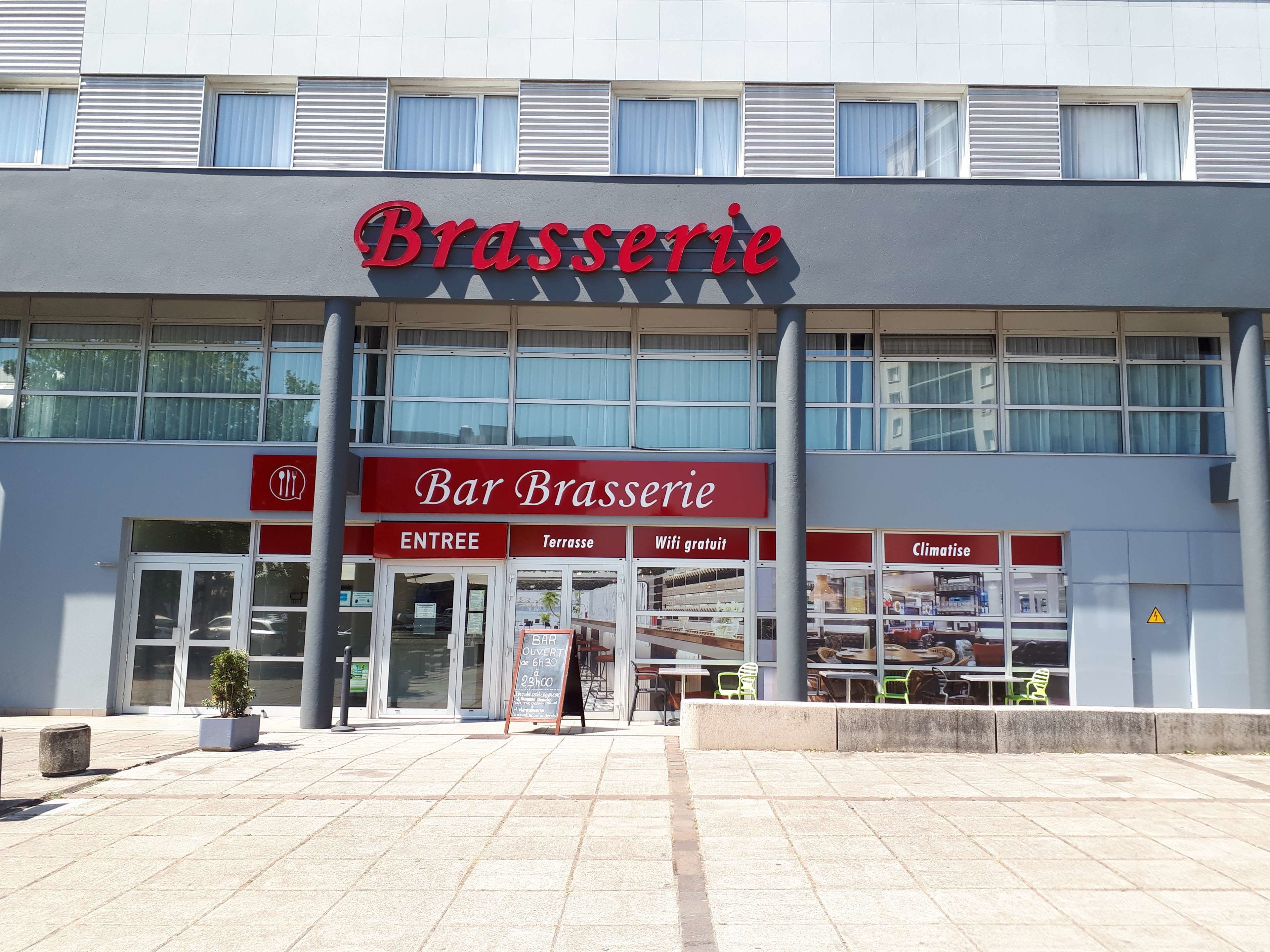 Lunch and dinner served, French cuisine