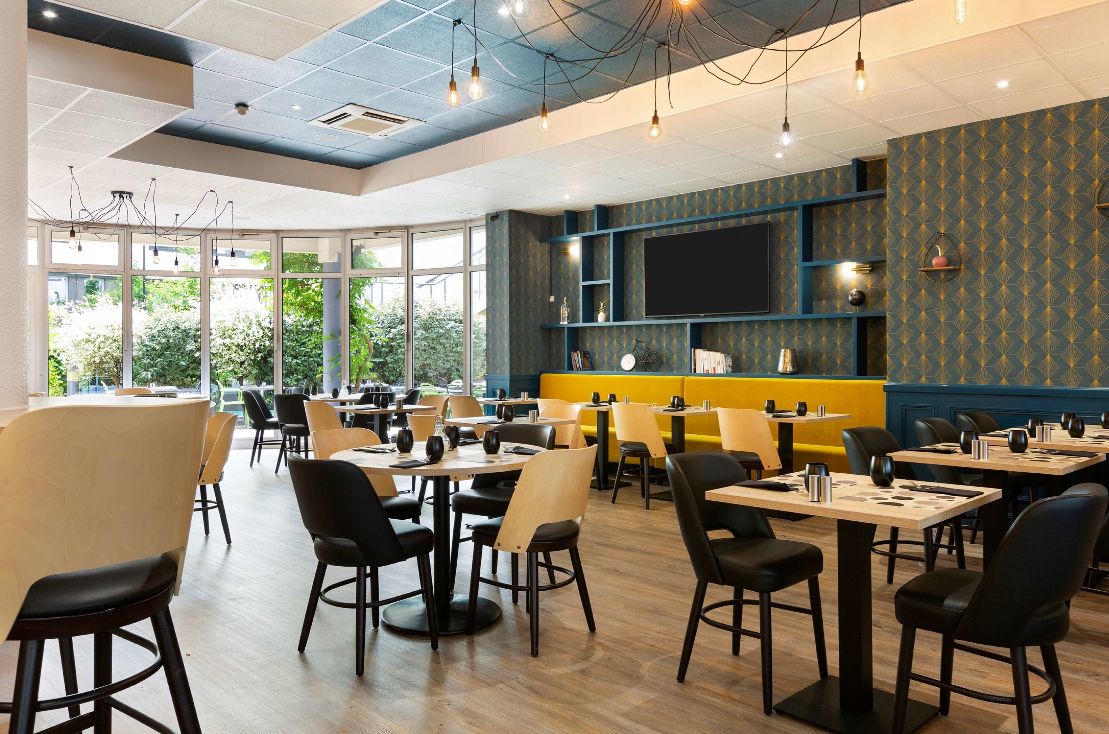 Déjeuner et dîner servis sur place, spécialités Cuisine française