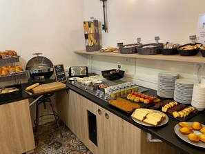 Desayuno buffet diario (EUR 14.9 por persona)