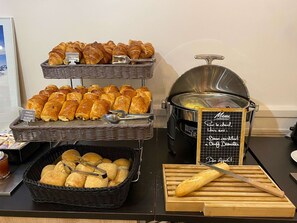 Daily buffet breakfast (EUR 14.9 per person)
