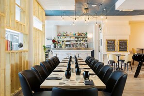 Déjeuner et dîner servis sur place, spécialités Cuisine française